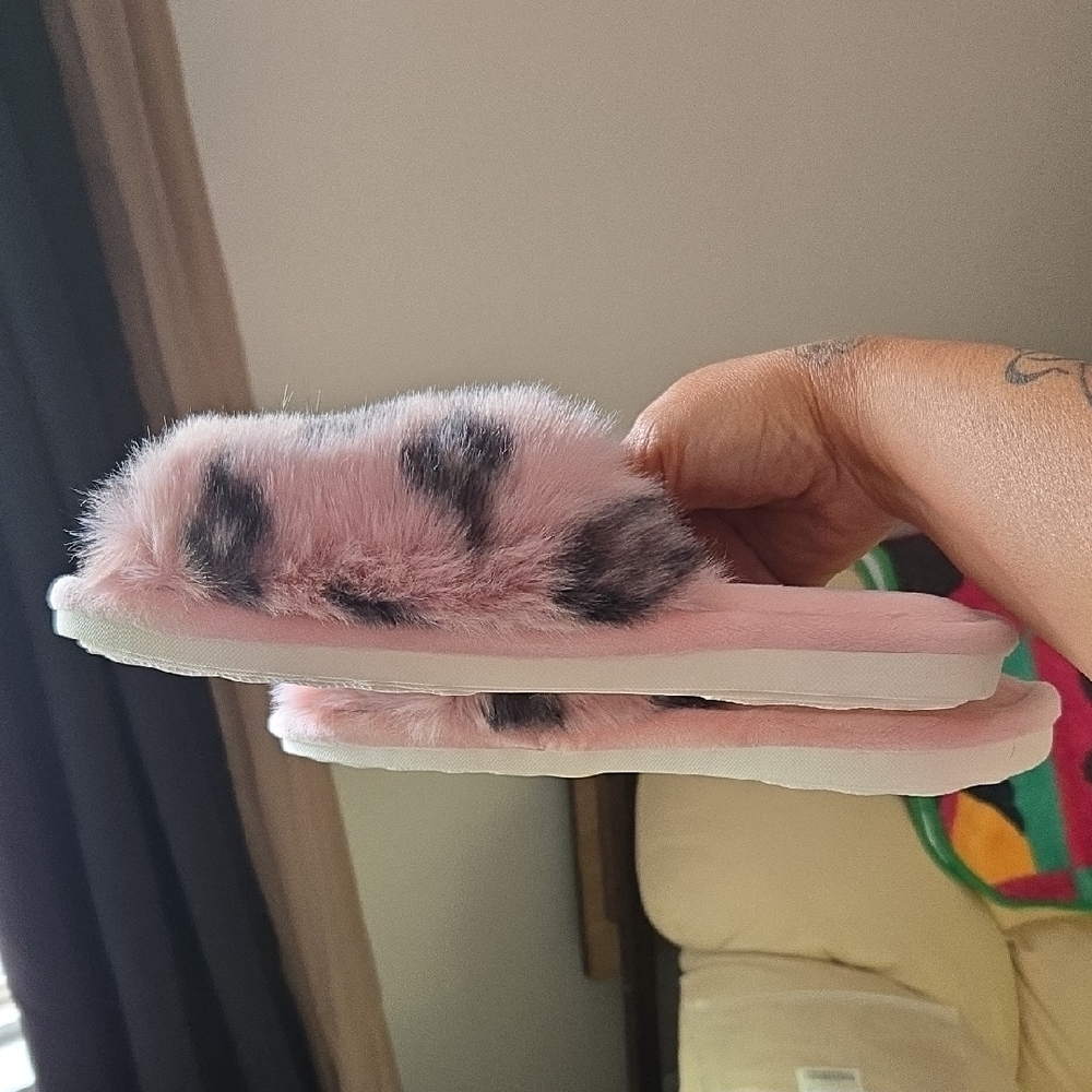 Women Pink Fuzzy Printed Slippers 🌺    NEW   🌺 - Picture 2 of 7